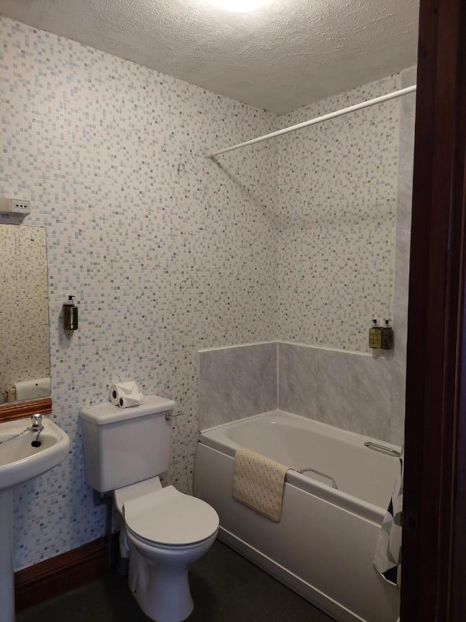 Twa Dogs Inn Кесвик Екстериор снимка